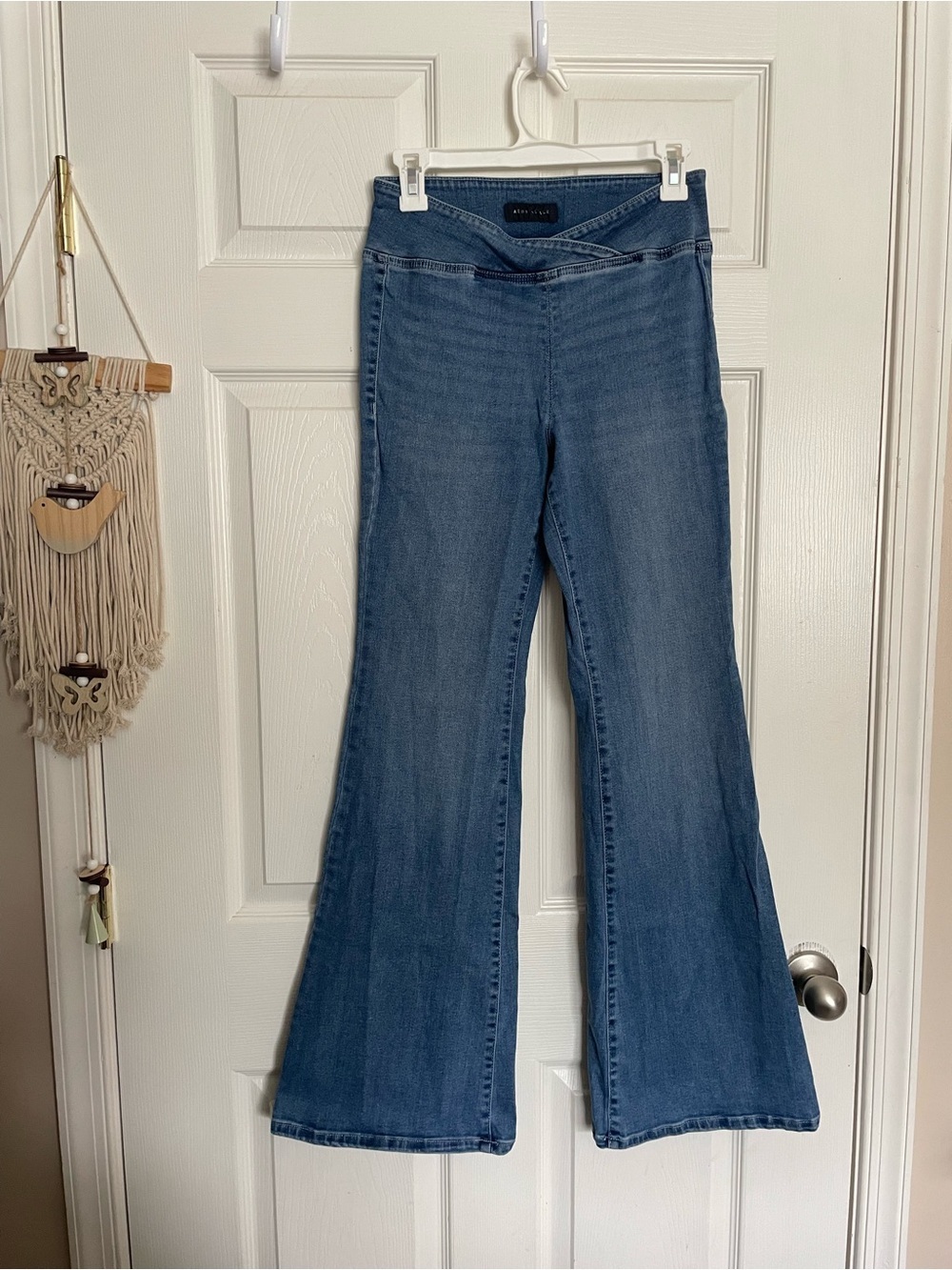 Aeropostale size Medium High-Rise Flare Jeans in Medium Blue Everyday Denim
